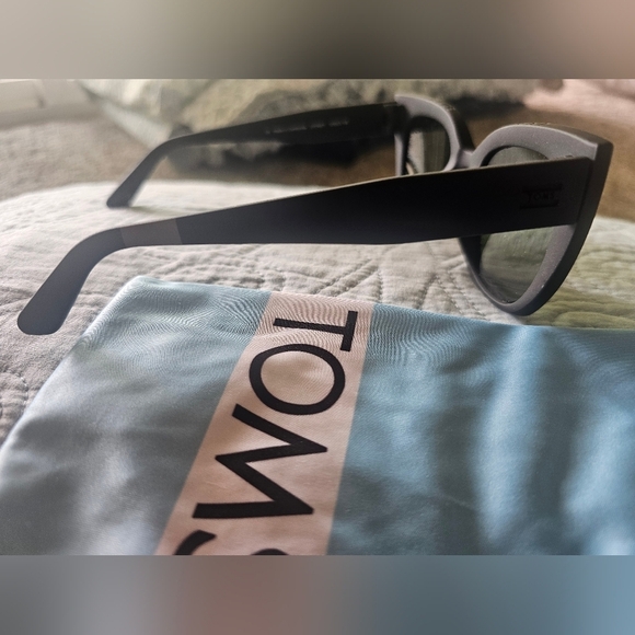 NWOT TOMS BlackSunglasses - Travelers Collection with Polarized Lens With Pouch! - Picture 7 of 8
